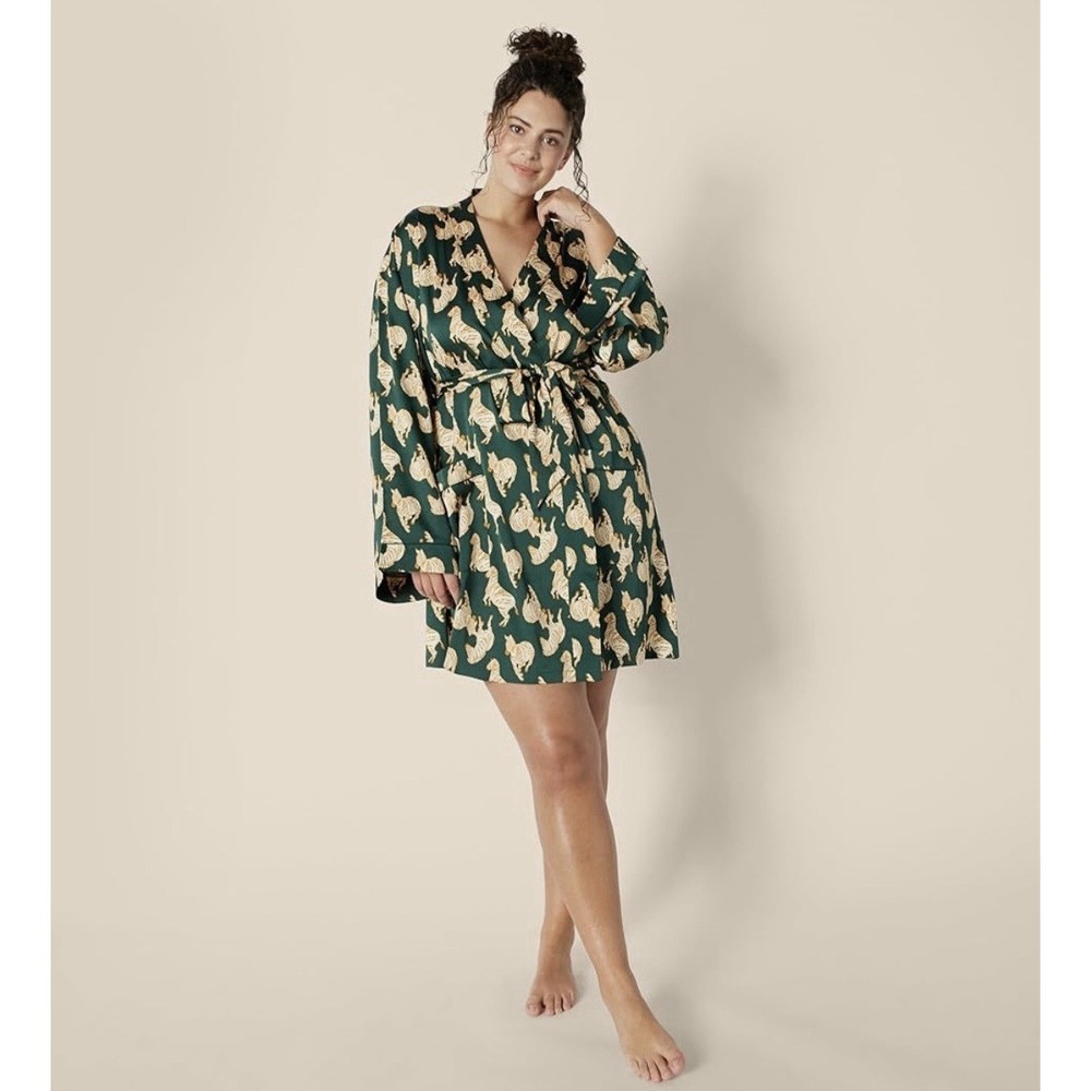 NWT Amazon Essentials Satin Robe Sz L‎ Relaxed Fit Belted Pockets Green Zebras